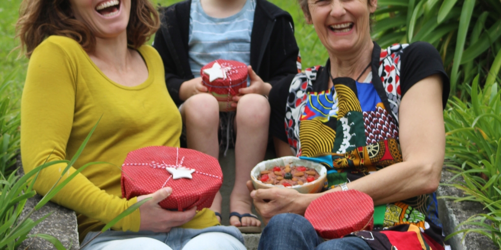 Sarah Bing, Cairo Bing and Susanne Giessen-Prinz are spreading some festive joy.