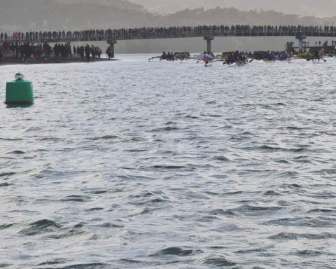 A large crowd watches the hoe from the wakbridge